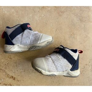 Jordan Tennishoes Size 4